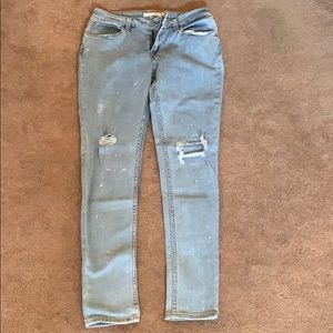 NWOT 535 super skinny Levi’s distressed jeans